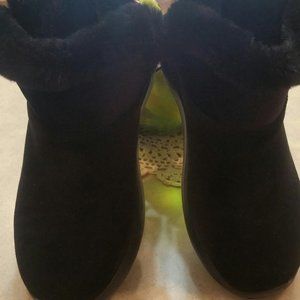 Skechers GOWalk So Soft Velvet Chugga Boots, 6W